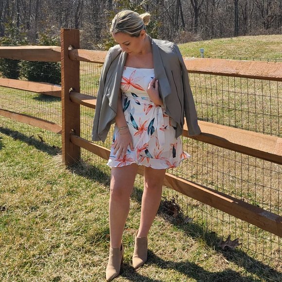 BRAND NEW WHITE DRESS WITH FLORAL DESIGN AND TIE - Picture 2 of 11
